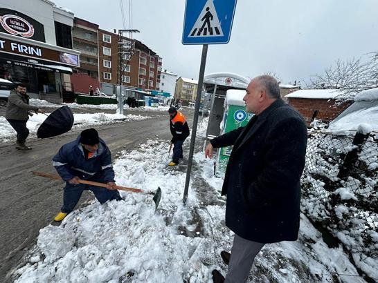 Canik’te karla mücadele sürüyor