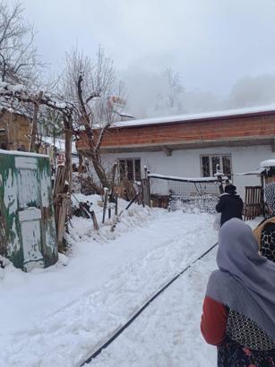 Evinde çıkan yangını söndürmeye çalışırken yaralandı