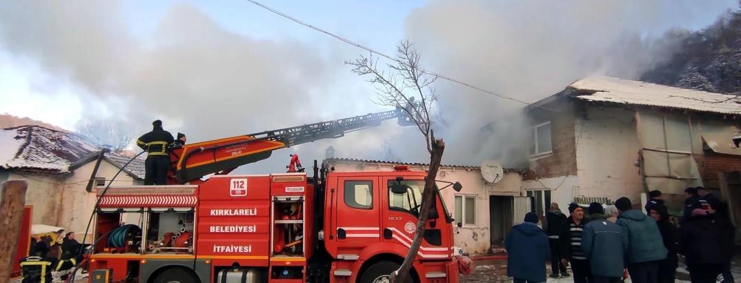 Köyde çıkan yangında 2 ev hasar gördü