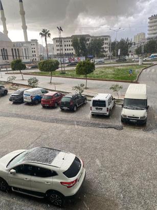 Mersin'de yapan dolu, sokakları beyaza büründü