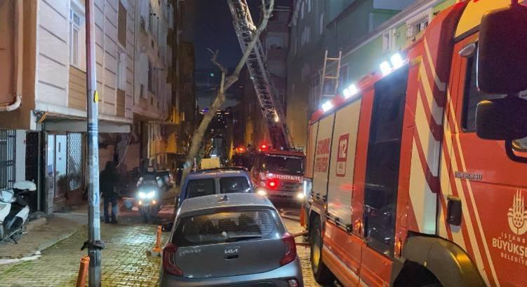 İstanbul - Bahçelievler'de çatıda yangın; alevler bitişikteki binaya sıçradı