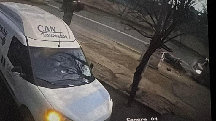 Motosiklet ile hafif ticari aracın çarpıştığı kaza kamerada: 2 yaralı