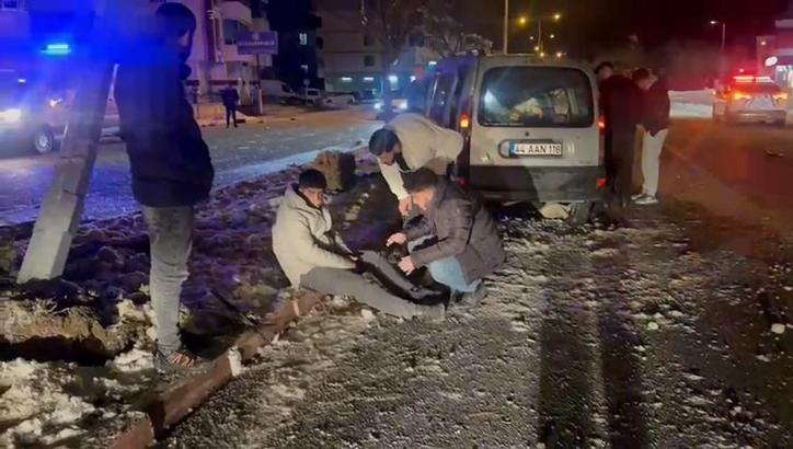 Hafif ticari araç refüje çarptı: 4 yaralı