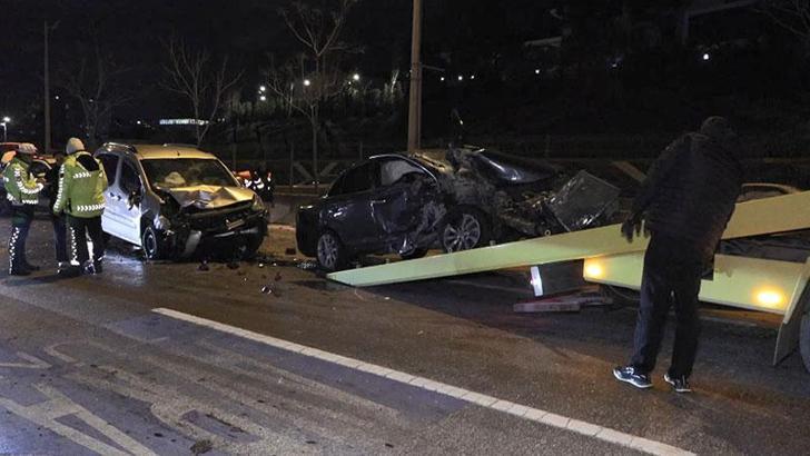 Kadıköy'de hafriyat kamyonuna çarpan otomobilin sürücüsü ağır yaralandı