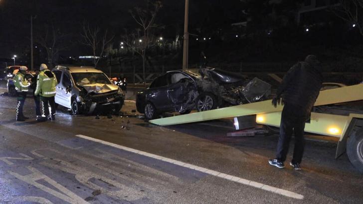 İstanbul - Kadıköy'de hafriyat kamyonuna çarpan otomobilin sürücüsü ağır yaralandı