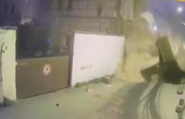 İstanbul - Beyoğlu’nda metruk binanın duvarı çöktü; o anlar kamerada