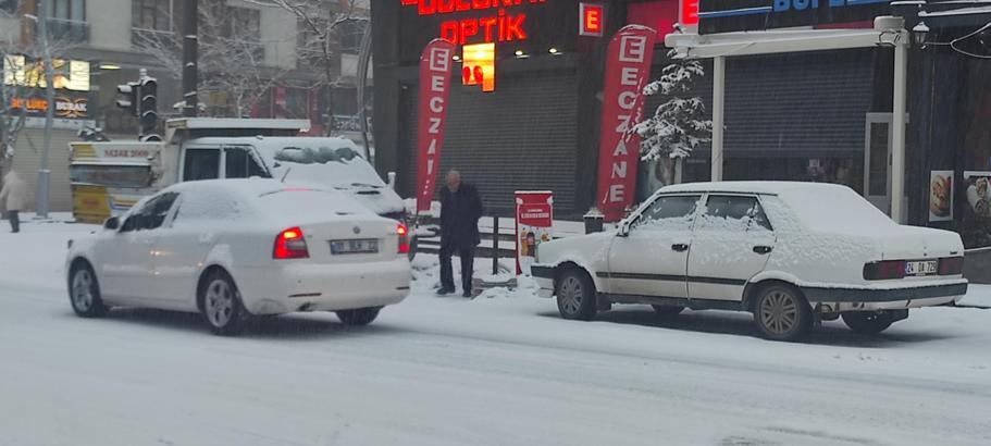 Van'da 296 yerleşim yeri ulaşıma kapandı