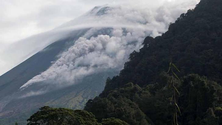 Endonezya'daki Marapi Yanardağı yeniden kül püskürttü