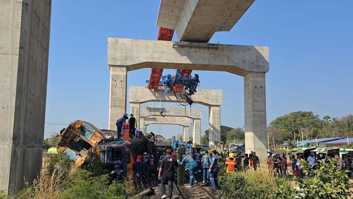 Tayland’da vinç trenin üzerine düştü: 22 ölü