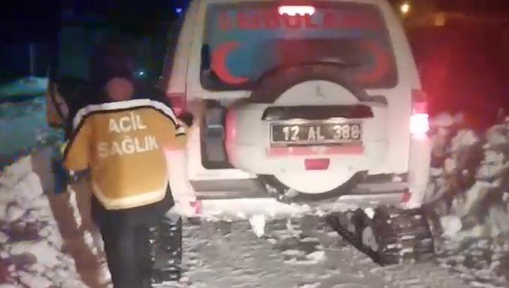 Bingöl’de yolda kalan ambulans kurtarıldı