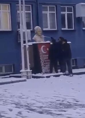 Karla kapanan Atatürk büstünü temizlediler