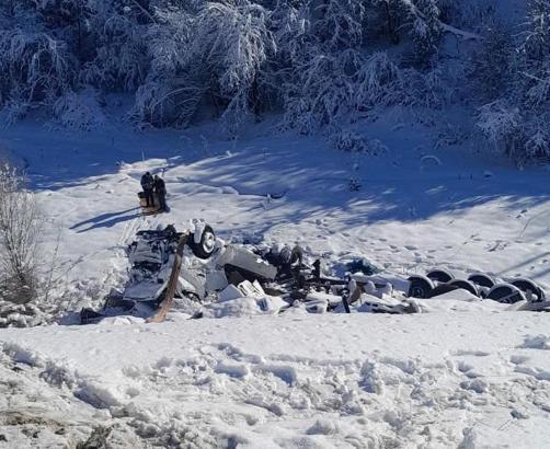 Şarampole devrilen TIR'ın sürücüsü yaralandı