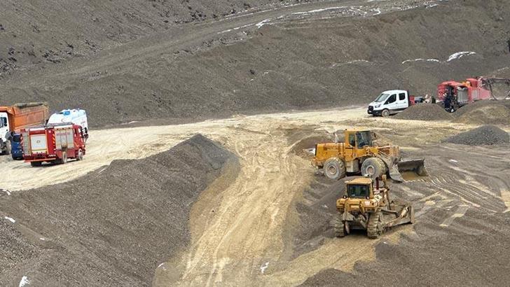 Taş ocağı sahasında devrilen kamyonun şoförü öldü