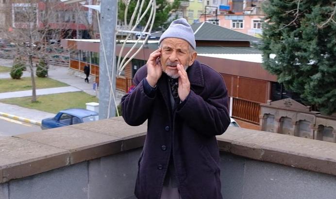 Hoparlör kullanmadan cenaze namazına çağırıp, geleneği devam ettiriyor