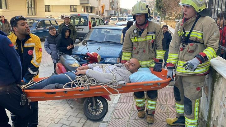 Çatıda asansör kulesinden düşüp bacağını kırdıı; mahsur kaldığı yerden itfaiye kurtardı