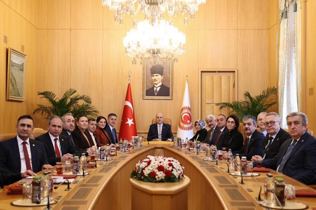 'Bebek Ölümlerini Araştırma Komisyonu' raporunu, TBMM Başkanı Kurtulmuş'a sundu