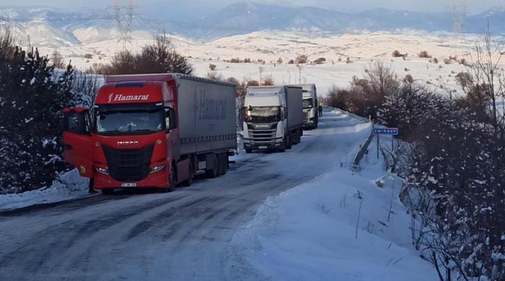 Ardahan’da TIR kaydı, uluslararası yol trafiğe kapandı