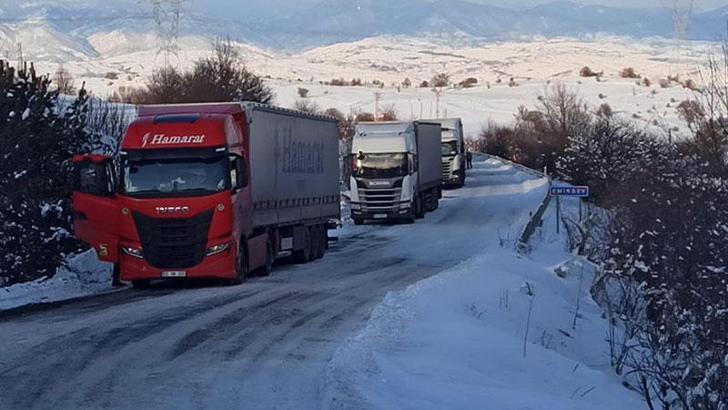 Ardahan’da TIR kaydı, uluslararası yol trafiğe kapandı