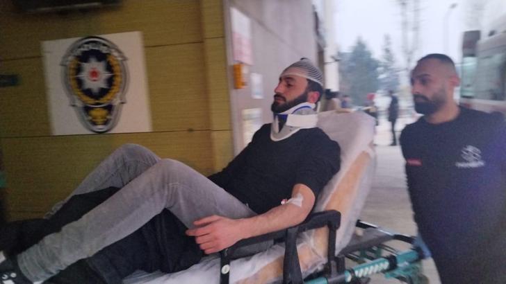 Kontrolden çıkan otomobil önce kaldırıma ardından ağaca çarptı: 2 yaralı