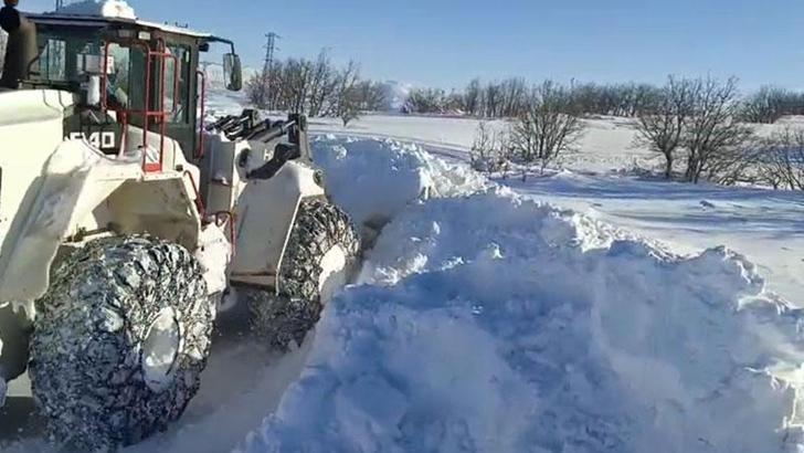 Malatya'da kardan kapanan 66 yerleşim yeri ulaşıma açıldı; acil hastalar sağlıkçılara ulaştırıldı