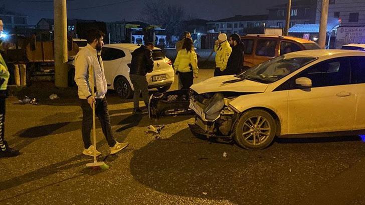 Bursa'da 2 otomobil çarpıştı: 2 yaralı