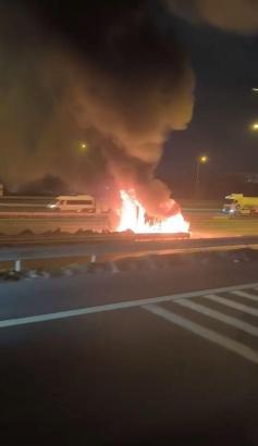 İstanbul - Esenyurt TEM Otoyolu'nda minibüs alev alev yandı