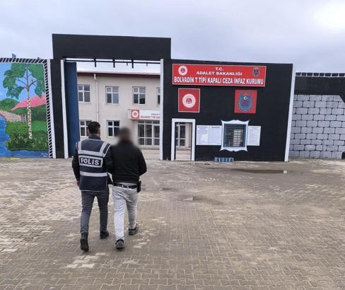 Aranan 2 hükümlüyü polis yakaladı