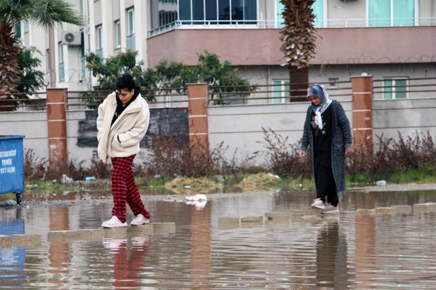 Rögarı olmayan sokak yağmur suyuyla doldu; sitede yaşayanlar yola taş döşeyip ulaşımı sağladı