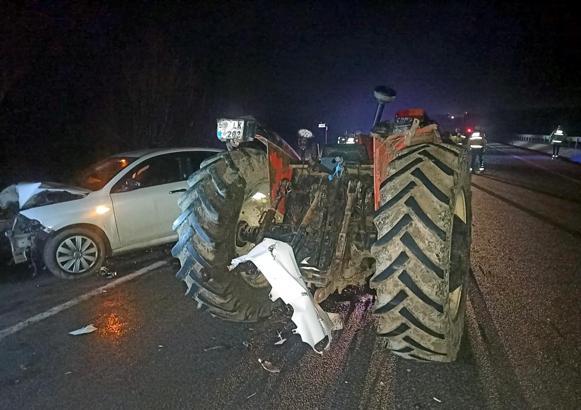 Malkara'da otomobil ile traktör çarpıştı; 2 yaralı