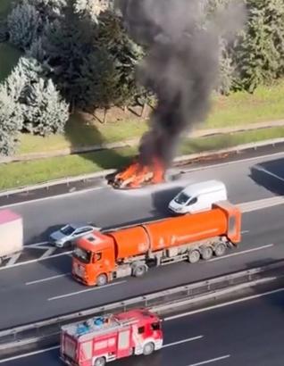 İstanbul- Esenyurt'ta yanan otomobil hurdaya döndü