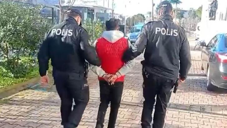 Üvey annesini öldüren firari, yakalanıp, teslim edildiği cezaevinde yaşamına son verdi