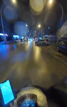 Motosikletin aniden yola çıkan cipe çarptığı kaza kask kamerasında