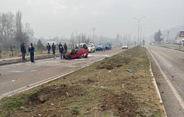 Ağaca çarpıp takla atan otomobilin sürücüsü yaralandı