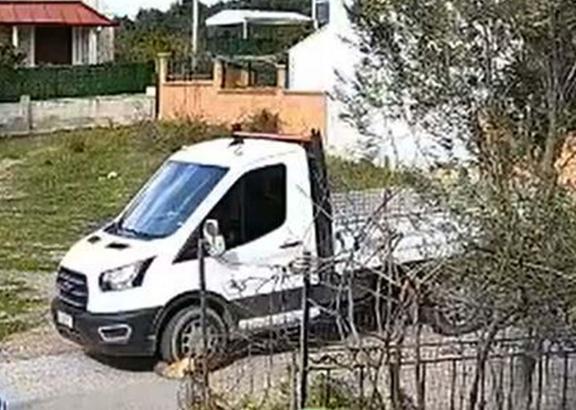 Kamyonetin üzerinden geçtiği köpek 'Meks' öldü; o anlar kamerada