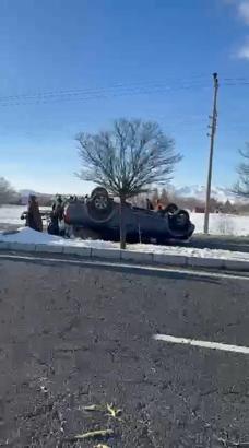 Elazığ’da kamyonet takla attı: 3 yaralı