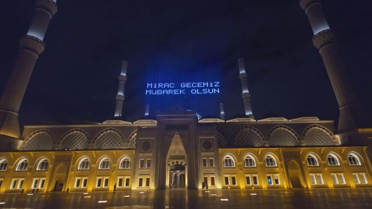 İstanbul - Miraç Kandili Sultanahmet ve Çamlıca'da dualarla idrak edildi