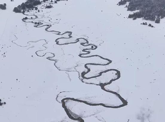 Karla kaplı bölgede menderesler dron ile görüntülendi