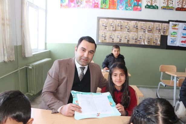 Karlıova Kaymakamı Bıçak, öğrencilerin karne heyecanına ortak oldu