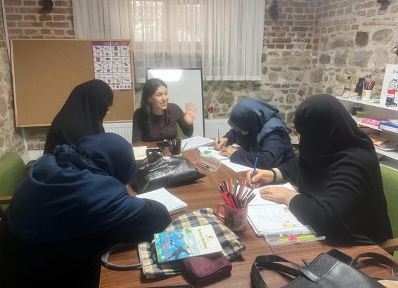 Muhtar Gülden, mahallesindeki kadınlara hayalini kurduğu 'okuma yazma' kursu açtı