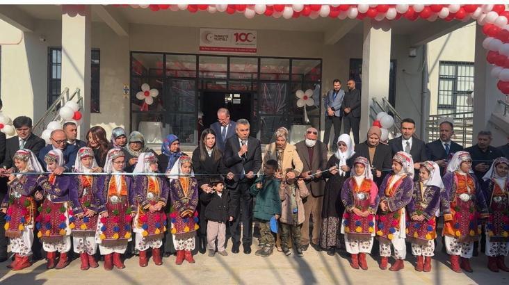 Mersin Valisi Toros, öğrencilere karnelerini verdi