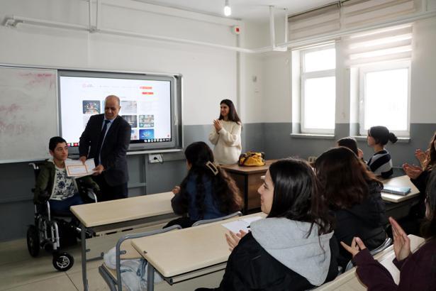 Kol ve bacakları olmayan Nakşin’e okulda alkışlı karne sürprizi