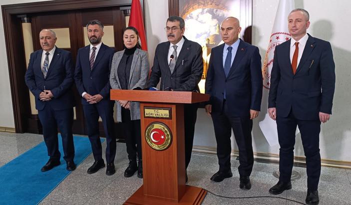 Bakan Tekin öğrencilere karne dağıttı: Yarıyıl tatilinde dinlenip, kitap okuyarak vakit geçirin (2)