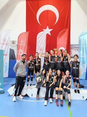 İrfanlı Ortaokulu kız voleybol takımı Osmaniye şampiyonu