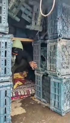 TIR'ın dorsesindeki kasaların arkasında 14 kaçak göçmen yakalandı