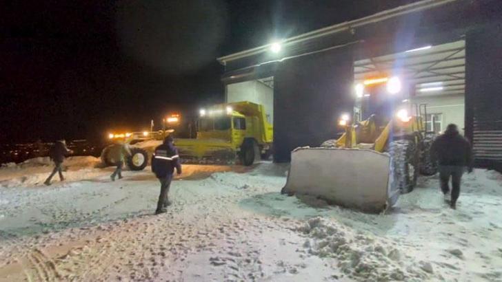 Kar ve tipide mahsur kalan TIR şoförü kurtarıldı