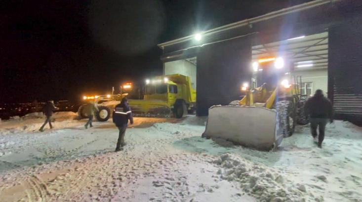 Kar ve tipide mahsur kalan TIR şoförü kurtarıldı