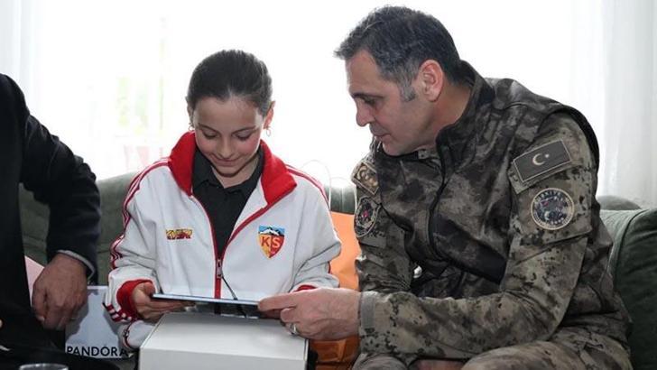 Emniyet müdüründen şehit kızına karne hediyesi