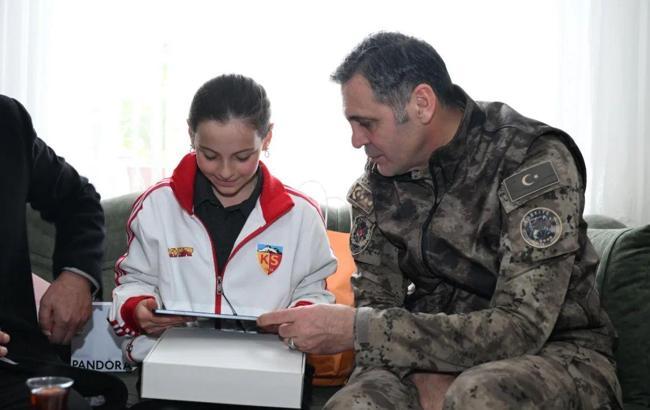 Emniyet müdüründen şehit kızına karne hediyesi