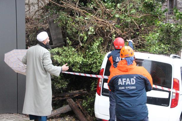 3 katlı metruk binanın bir kısmı, park halindeki aracın üstüne çöktü