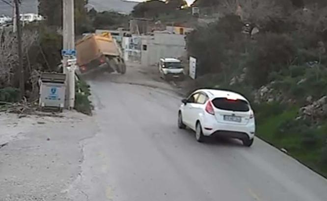 Hafriyat kamyonunun devrildiği kaza kamerada